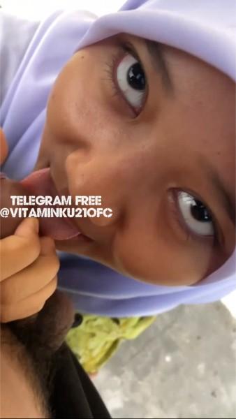 Background nonton video viral Ngisepin Guru Penjas Belakang Sekolahan